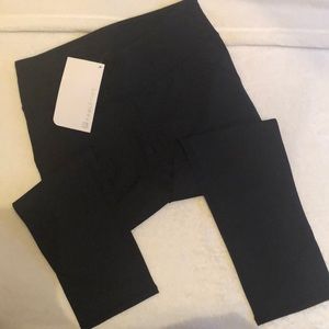 NWT - Fabletics Lima Capri Leggings XS